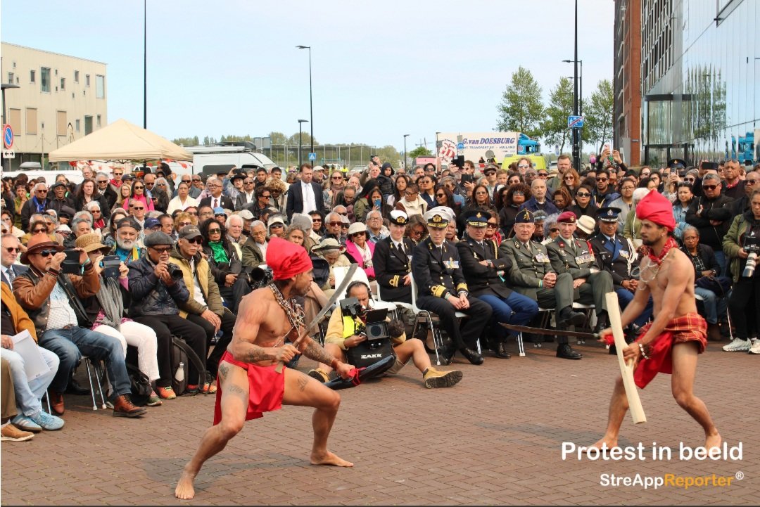 protestinbeeld's tweet image. Mooie en drukbezochte bijeenkomst vanmiddag in #amsterdam vanwege feit dat 75 jaar geleden de eerste #molukkers per boot in Nederland arriveerden. Het is tijd voor een monument, en voor excuses zoals ook #halsema aangaf.