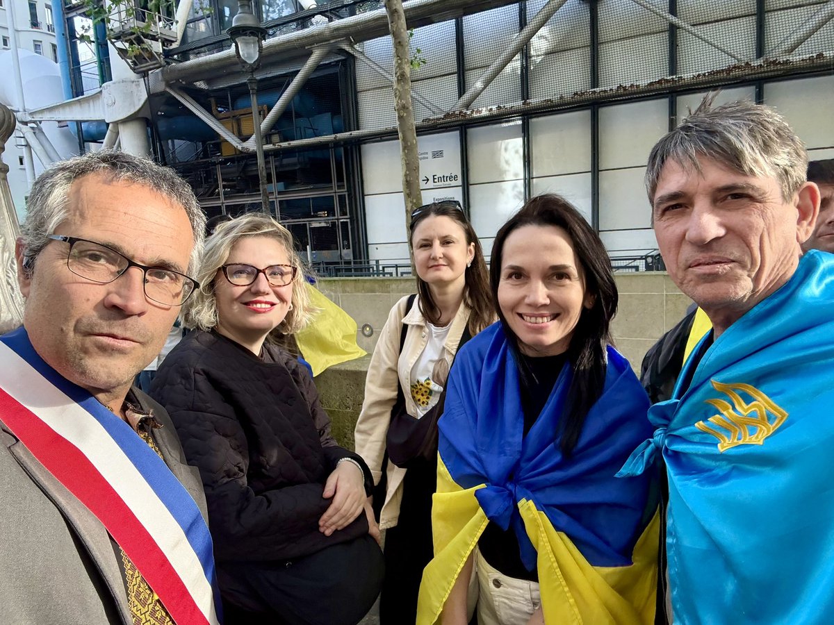 Fr_Bechieau's tweet image. Rassemblés avec l’@union_ukr_fr pour réclamer la création d’un dôme de fer européen protégeant le ciel ukrainien des attaques meurtrières de la Russie de Poutine ! Aidons l’#Ukraine face au terrorisme russe ! #StandWithUkraine #SlavaUkraïni #StopRussia @MdpMouvement 🇺🇦🇺🇦🇫🇷🇪🇺🇺🇦🇺🇦