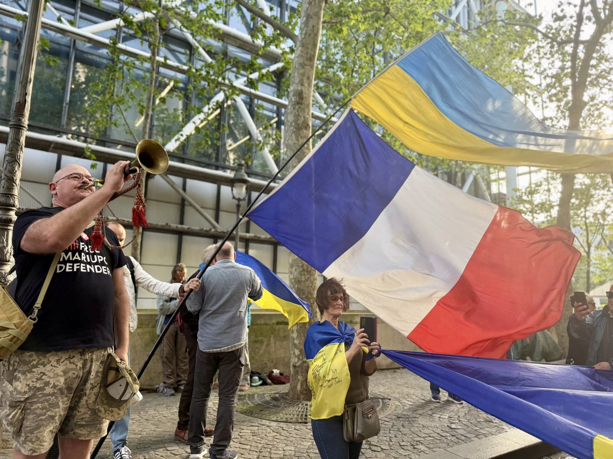 Fr_Bechieau's tweet image. Rassemblés avec l’@union_ukr_fr pour réclamer la création d’un dôme de fer européen protégeant le ciel ukrainien des attaques meurtrières de la Russie de Poutine ! Aidons l’#Ukraine face au terrorisme russe ! #StandWithUkraine #SlavaUkraïni #StopRussia @MdpMouvement 🇺🇦🇺🇦🇫🇷🇪🇺🇺🇦🇺🇦