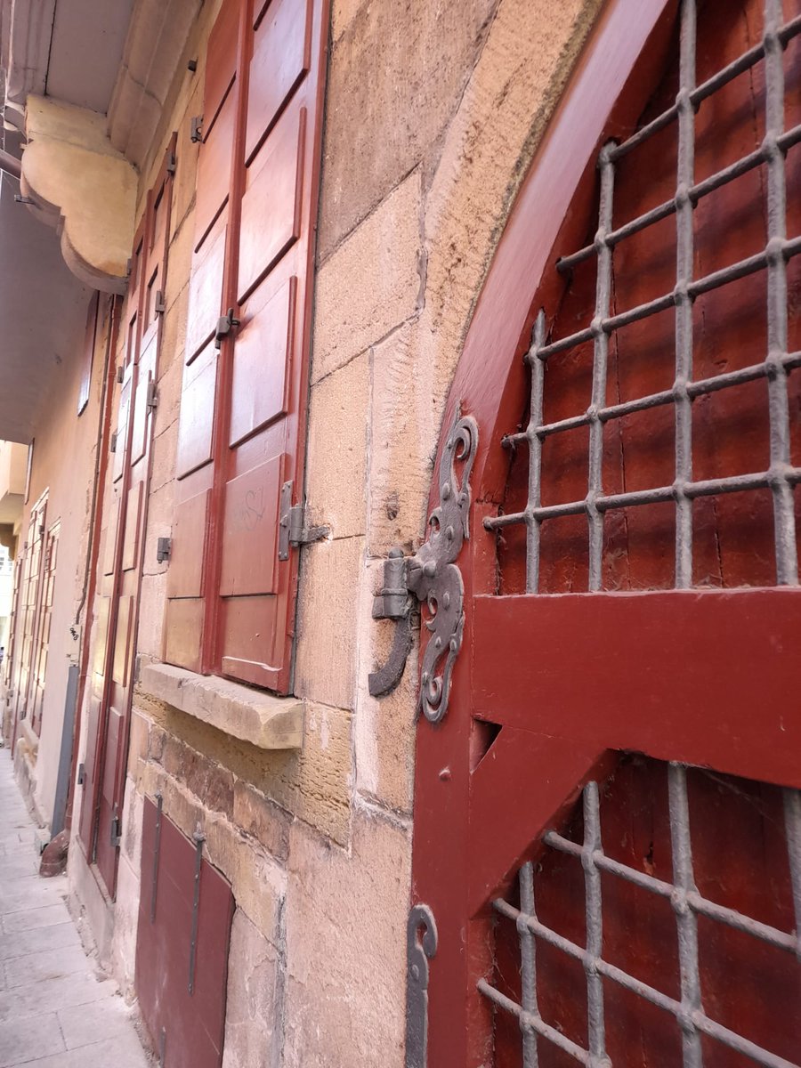 KTrtilek's tweet image. Heute mit dem e-fix in der Esslinger Altstadt die Sonne genossen. ☀️ So schön es war: Ich bin erschrocken, wie schnell sich alles verändert. Nur die historischen Gebäude stehen ungerührt an ihrem Platz – eine Beständigkeit, die mir heute richtig guttut. 🏛️❤️ #MECFS #Esslingen