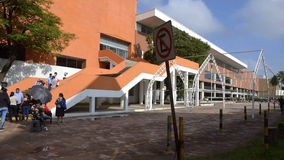 El <a href="/CongresoTab/">Congreso Tabasco</a> aprobó ayer vender el Centro de Convenciones y el Gimnasio La Choca. 23 votos a favor, 8 en contra. Precio mínimo total: 414 millones de pesos. Licitación pública. Pago en una sola exhibición. 🧵