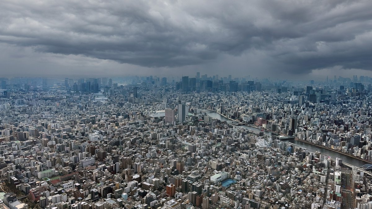 johnfielding001's tweet image. Tokyo aerial: world’s largest metro (~37M). City proper ~14M. One of the most earthquake-prepared places on Earth, with strict building codes and early-warning systems. Dense yet efficient, low crime and one of the highest life expectancies globally. #Tokyo #aerial #Japan