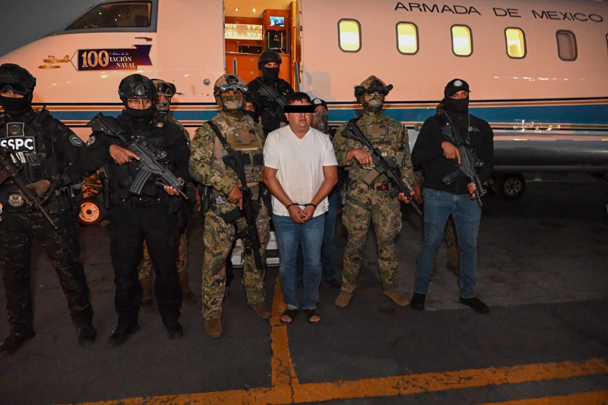 ElTampico2's tweet photo. Yo no entiendo,tenia 30 camionetas y 60 hombres cuidandolo… 
¿Porque lo abandonaron cuando llego la semar? Que no son ex militares colombianos y de otros paises? https://t.co/GvquRnv0qY