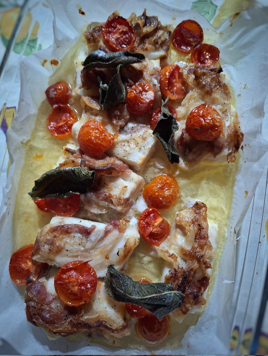 Sghi_Milla's tweet image. • Filetti di nasello con pancetta, pomodorini e salvia.
• Schiacciata di patate.
(Tutto al forno)
#Cooking
E tramonto :)