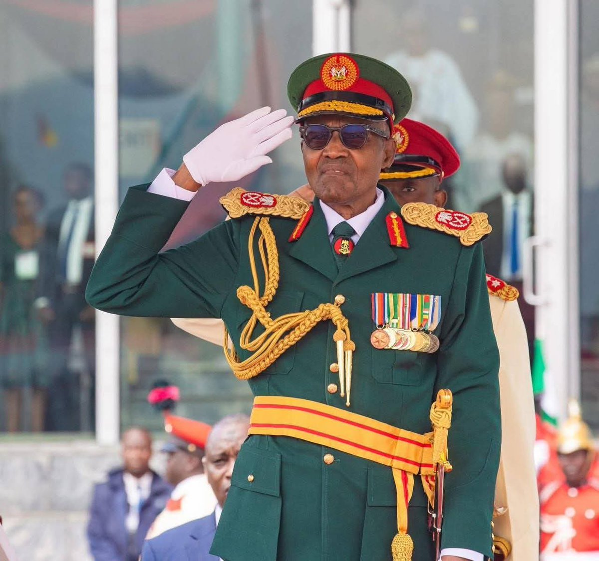 Amblojiggy's tweet image. Late President Muhammadu Buhari GCFR  in Nigeria Armed forces ceremonial dress. 

Guess his rank in Army, Navy and Airforce 

#nigerianmilitaryfact 
#DidYouKnow 
#nigerianmilitaryhistory