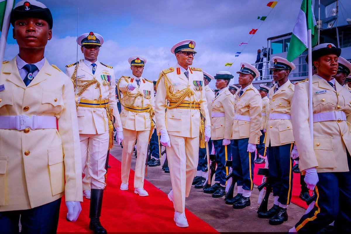 Amblojiggy's tweet image. Late President Muhammadu Buhari GCFR  in Nigeria Armed forces ceremonial dress. 

Guess his rank in Army, Navy and Airforce 

#nigerianmilitaryfact 
#DidYouKnow 
#nigerianmilitaryhistory