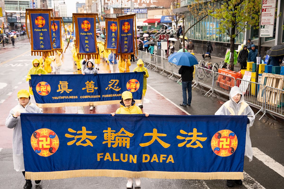 DeutschMinghui's tweet photo. Flushing, New York: Großer Marsch erinnert an friedlichen Appell in China vor 27 Jahren
https://t.co/VZV2yvL11V
#Minghui #FalunDafa #FalunGong #25april https://t.co/qOoVyQquvF