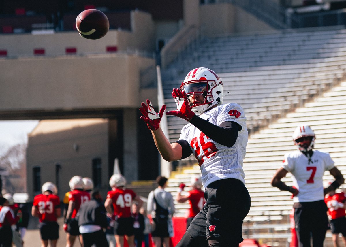 Wisconsin Football tweet media