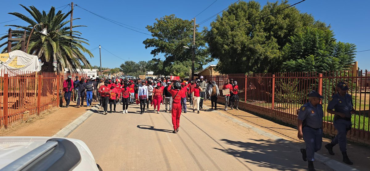 EffNorthwest's tweet photo. ♦️In Pictures♦️

EFF in Lekwa-Mamusa Sub-Region, submitted a memorandum of grievances at Mamusa Police Station, Department of Health, Department of Social Development, Mamusa Local Municipality and Social Facilitators on Contractors. https://t.co/GLIOgcQjVB
