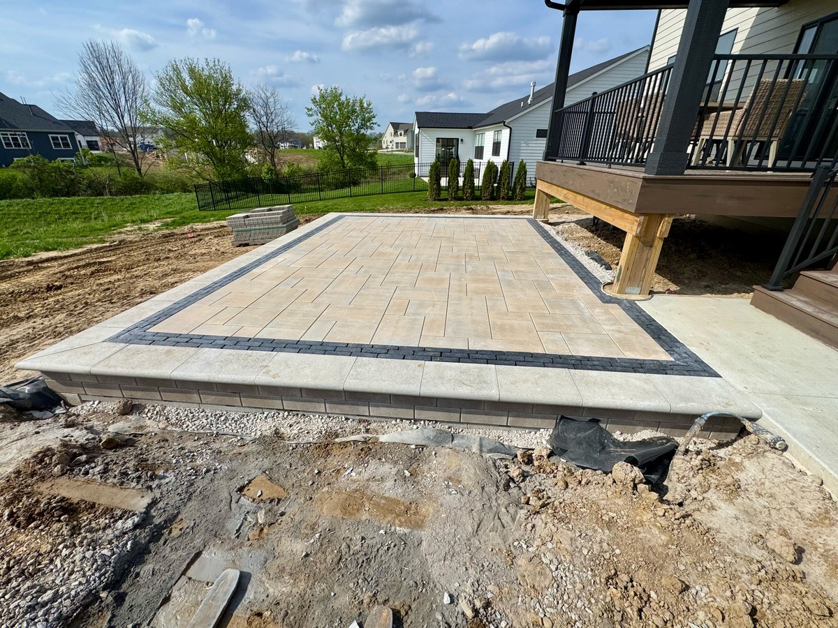 RicciLandscape's tweet image. 1...2...3...Done! Ready for summer nights on the patio!

▫️Unilock Umbriano Full Nose Summer Wheat 
▫️Unilock Beacon Hill Smooth 
▫️Unilock Copthorne Basalt

Still feels like it could use something else? 🤔🔥

#RiccisLandscapeManagement #RLM #Unilock #NWiHardscaper #NWILandscaper