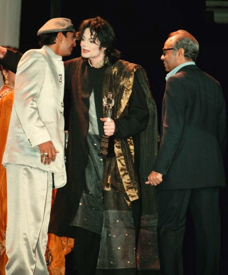 Non Indians might not know of this , but MJ was invited to the bollywood awards in 1999 , awarded the Outstanding Humanitarian Award . He dressed up in traditional attire , he looks so dashing and handsome oh Michael how this heart years for your presence in this world 😭😭😭