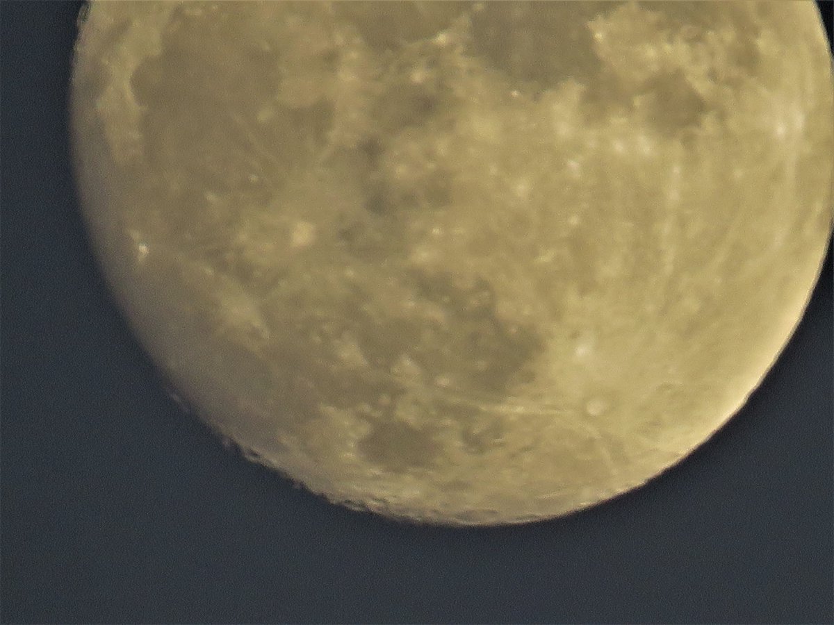 _DundeePerfect_'s tweet image. The #Moon looks almost full but not yet, that comes on the 1st of May.