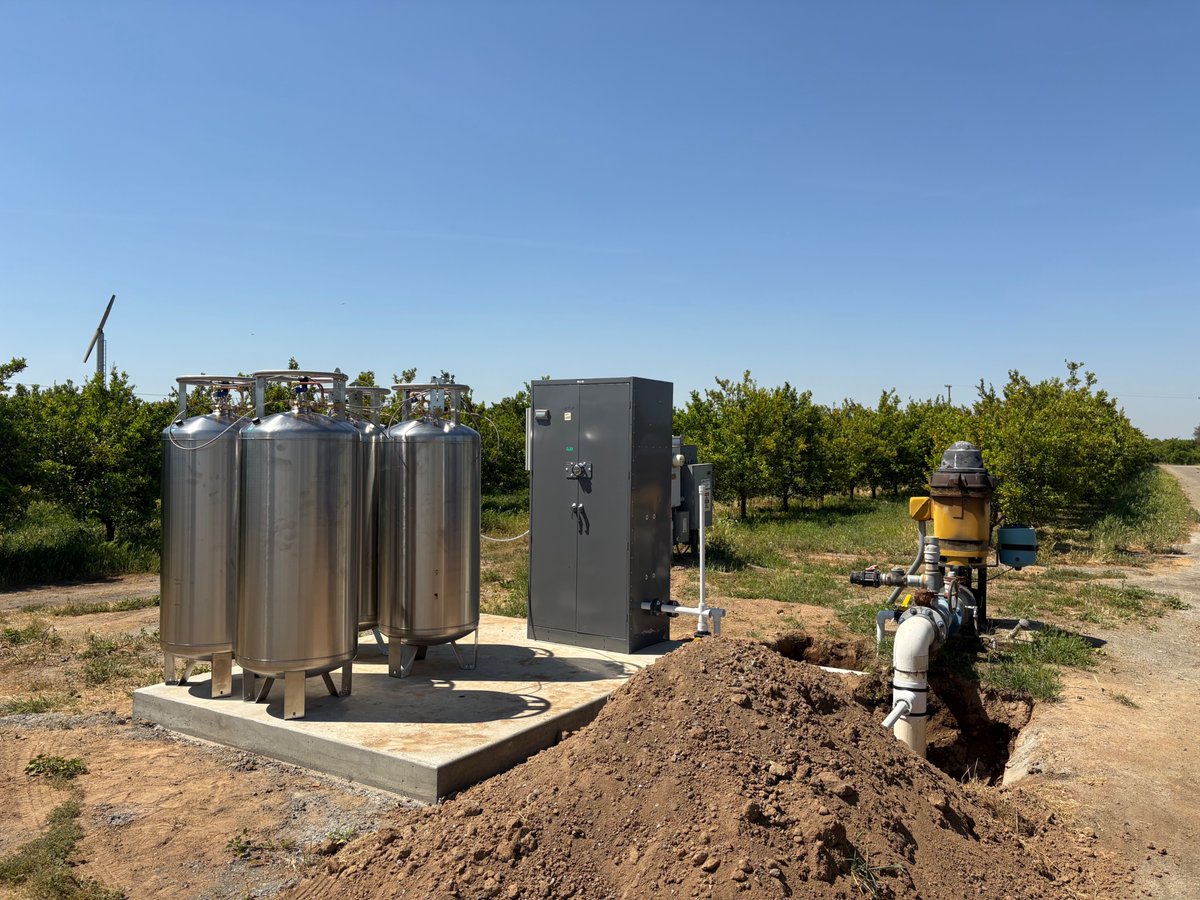 CalAgSolutions's tweet photo. @Eco2Mix &amp; their carbonic acid systems adjust pH, displace salts &amp; bicarbs to the benefit of soil health. Great match for organic systems...just saying. Our team helps solve irrigation pain points from pH challenges to improving water infiltration issues with LIQUA-JIP &amp; PENMAX. https://t.co/kCaZPnUfgK