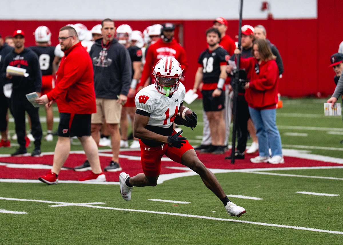 Wisconsin Football tweet media