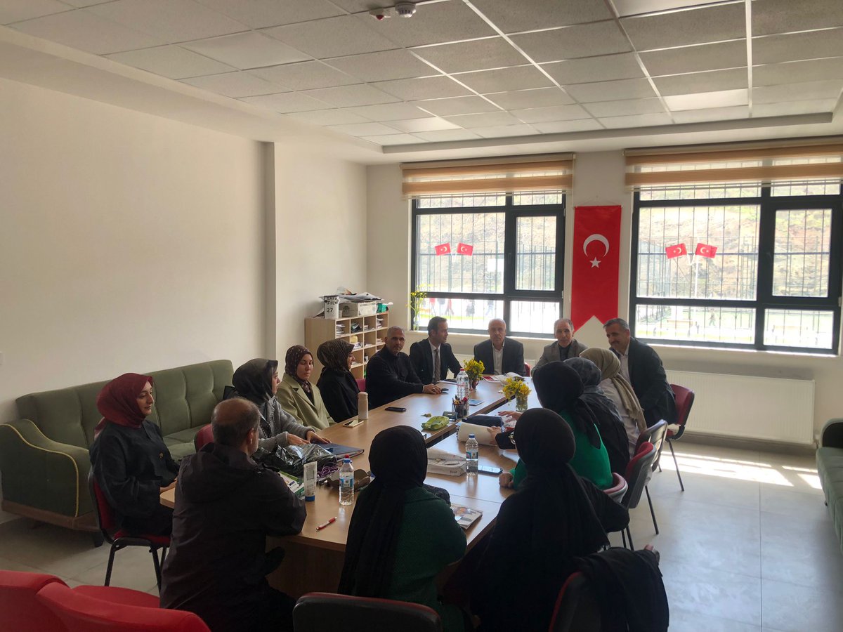 SolhanMEM's tweet photo. 📍 Türkiye Yüzyılı Maarif Modeli İzleme, Değerlendirme ve Rehberlik faaliyetleri kapsamında İlçe Milli Eğitim Müdürümüz Sayın Muhittin ÇİFTÇİ beraberinde Şube Müdürlerimiz Recep KAYA, Muhtesim TUNÇ ve Alaattin BAHŞİ ilçemiz Hazarşah Yeni Yerleşim İlk/Ortaokulu'nu ziyaret etti. https://t.co/MOm1VwT4v3