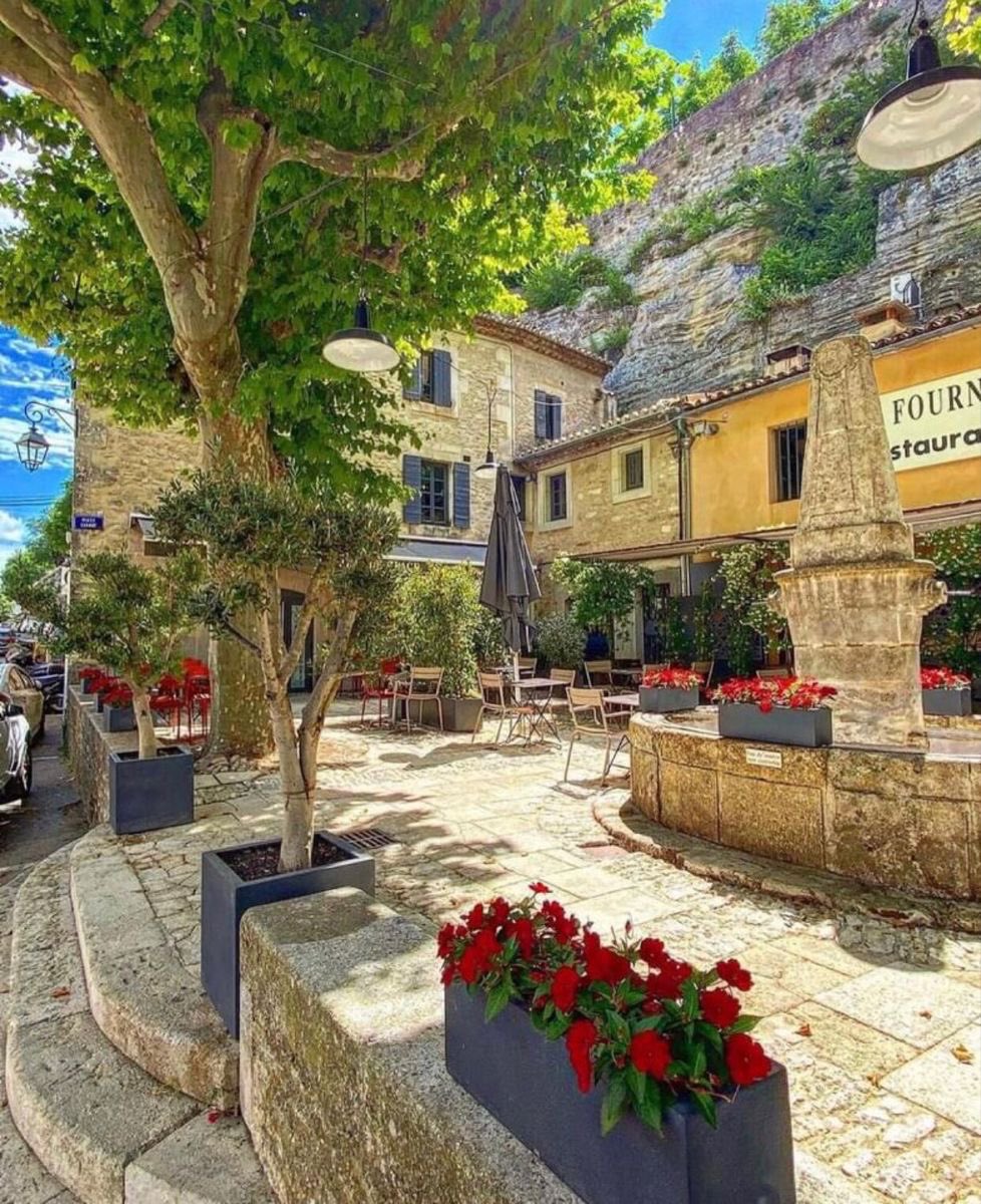 moraimauy's tweet image. Bonnieux 

                       #France