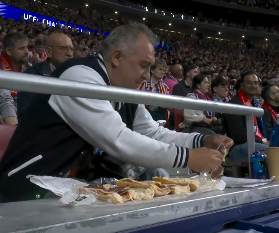 ZeqoFPS's tweet photo. Shout out to this fella making sandwiches mid champions league semi final 🤣 @ChampionsLeague https://t.co/XKis9qE8KL
