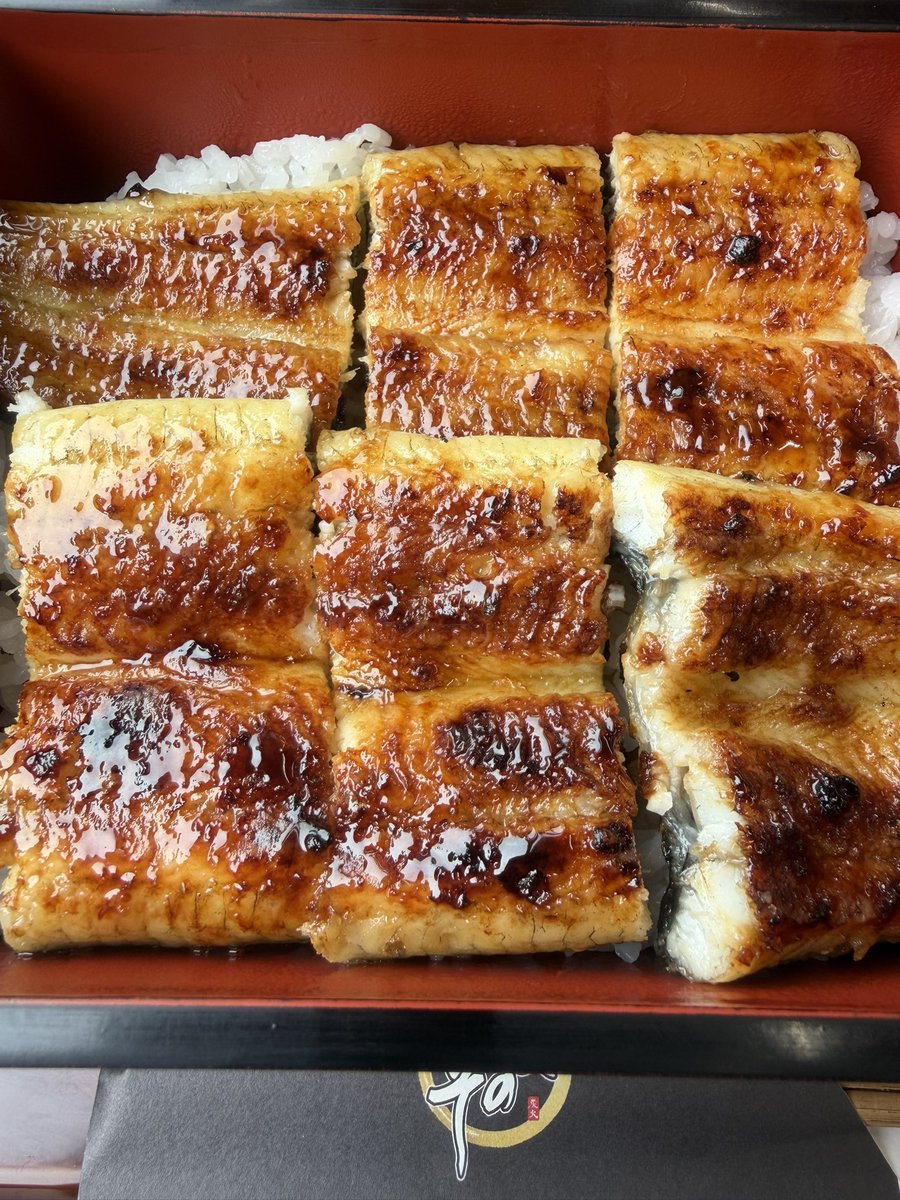 誕生日終わったからチヤホヤTIMEも同時に終わりました（ケーキの代わりに鰻重ご馳走された）だけどイクツになっても祝福されると嬉しいもんですね。48歳 身を引き締めて頑張ります！YO♪