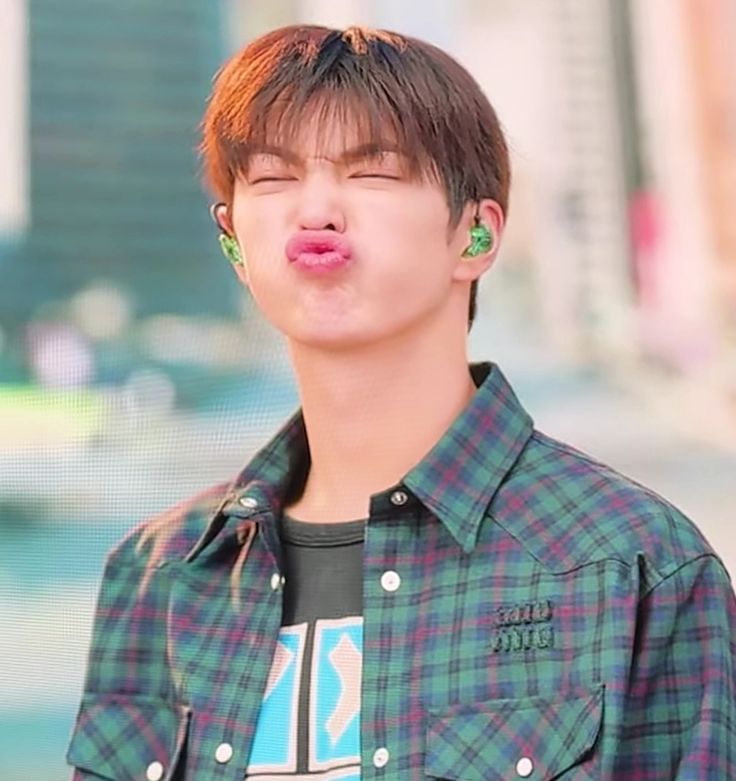 ¡! lau #𝑮REEN𝑹ED tweet media