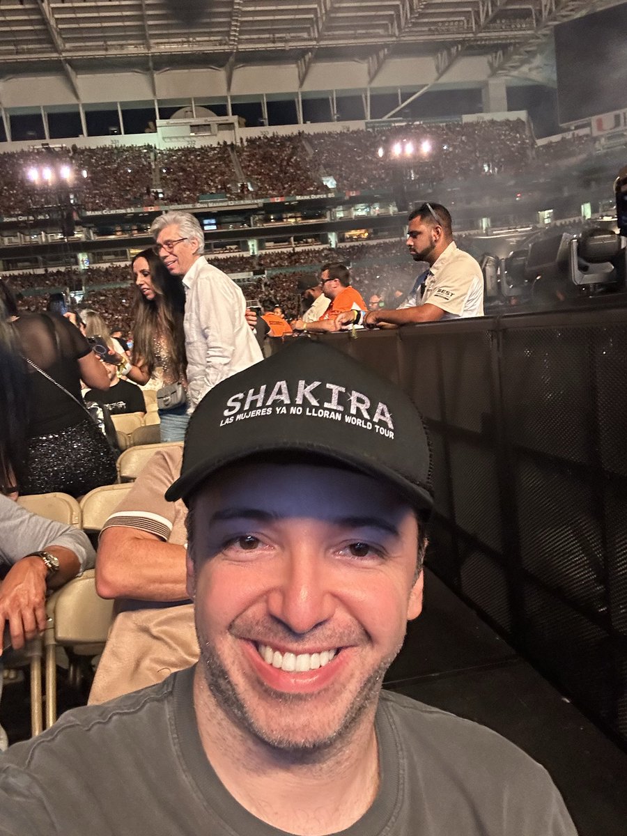 vitortarcio's tweet photo. @voude99 Fã há mais de 30 anos merece ir de 99 para ver La Reina Shakira 🐺 #TMNR #TodoMundoNoRioPede99 
Só pela Shakira estou vencendo minha agorafobia para poder ir aos seus shows.
Aqui não tem IA. Só um sonho. https://t.co/WtKu7SQgEX
