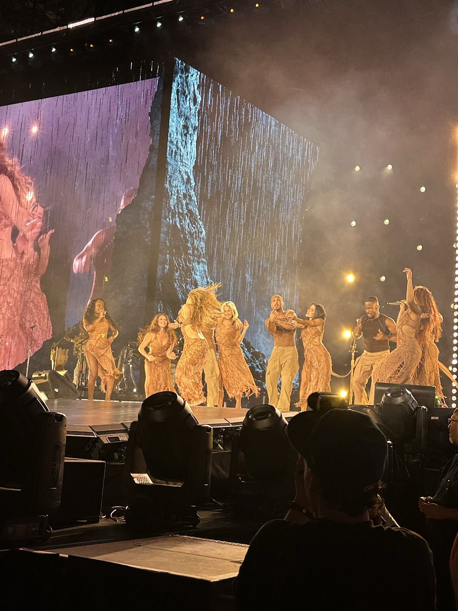 vitortarcio's tweet photo. @voude99 Fã há mais de 30 anos merece ir de 99 para ver La Reina Shakira 🐺 #TMNR #TodoMundoNoRioPede99 
Só pela Shakira estou vencendo minha agorafobia para poder ir aos seus shows.
Aqui não tem IA. Só um sonho. https://t.co/WtKu7SQgEX