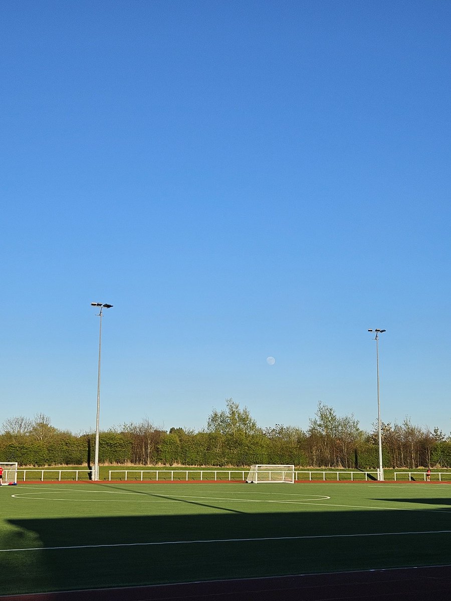 Mrs_Daye's tweet photo. Gorgeous evening for a walk with husband while the sporty daughter trains ☀️. https://t.co/CHOtbmpuy8