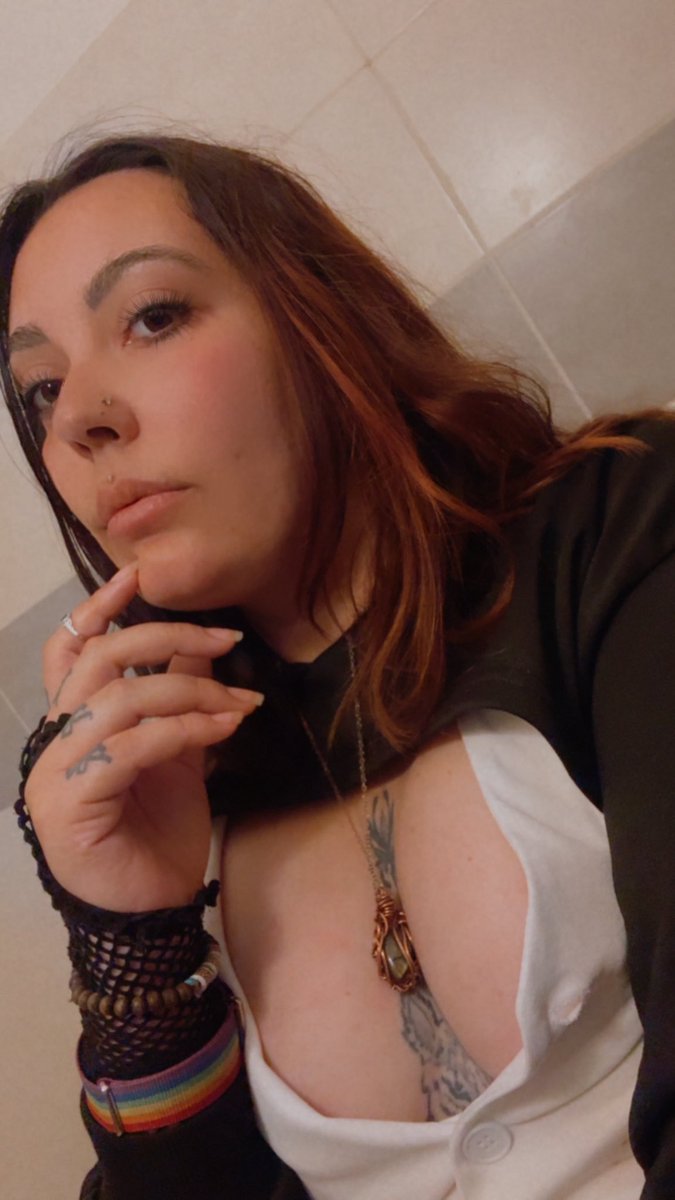 Divinity__Luna's tweet photo. Bonne nuit à mes abonnés chéris 💋 https://t.co/qHnyvvVaZx