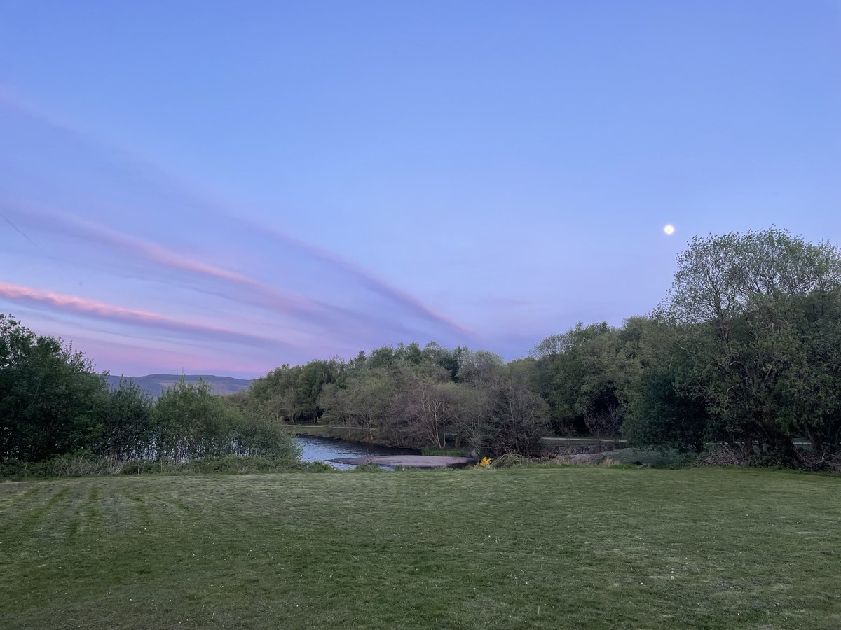 Kirsti_86's tweet image. Look at that sky - Cwmdare 💜🩷💙
 @Ruth_ITV @DerekTheWeather @Sue_Charles @S4Ctywydd @allyhumphreys @bffg78 @ChrisPage90 #Moon