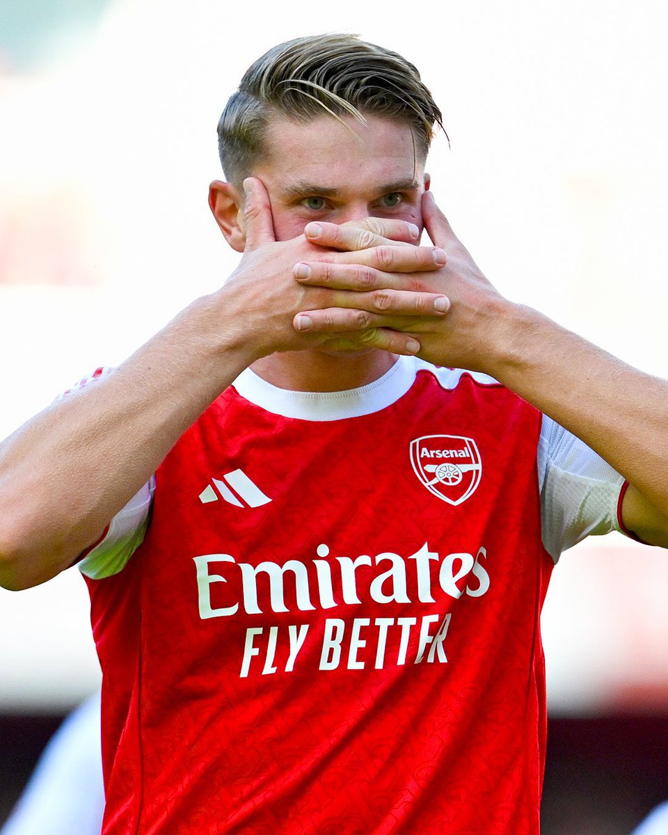 Arsenal babe tweet media