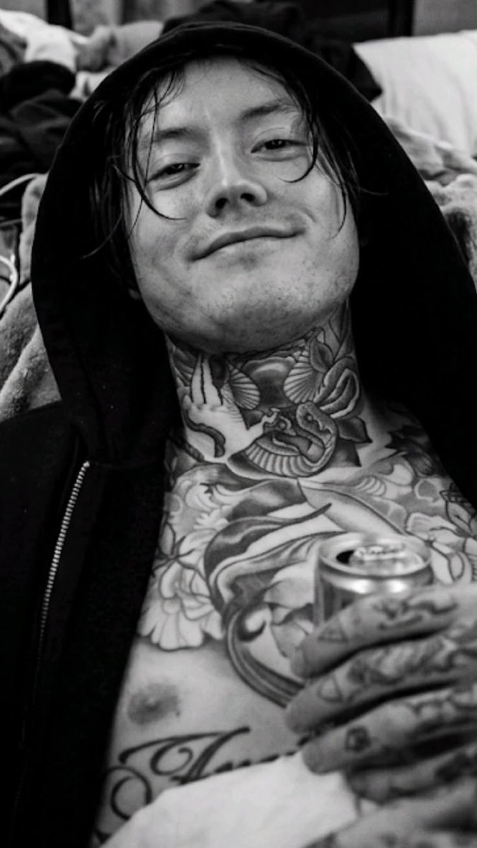 91812Wh's tweet photo. Una vez más me he enamorado 🧎🏼‍♀️

#nohasebastian #badomens https://t.co/FtIlU3A0CP