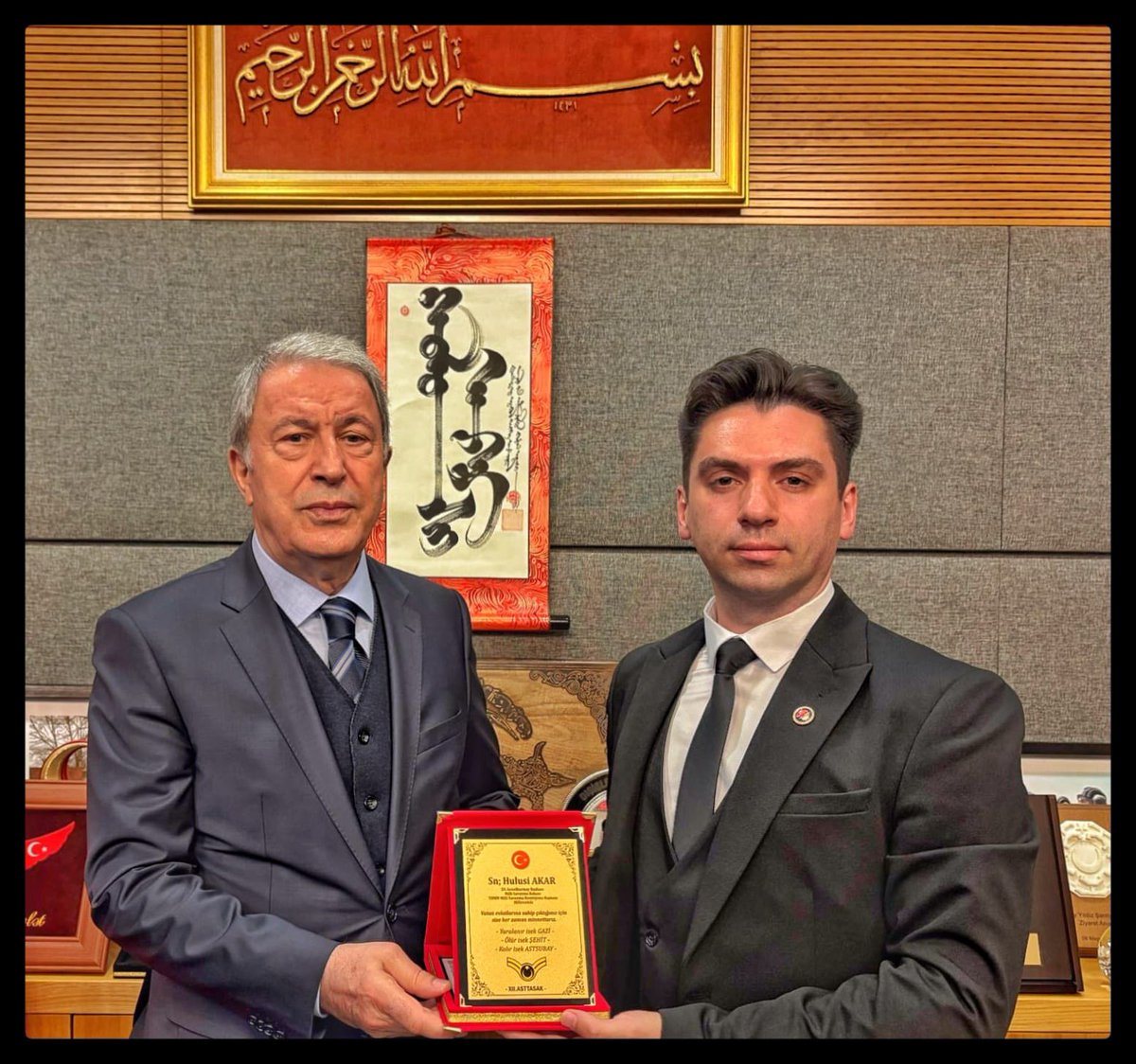 celebimehmeta's tweet photo. Milli Savunma Komisyonu Başkanımız Sn.Hulusi Akar başkanlığında @sozpermalulder Başkanı Sn.Abidin Kocabuğa ve @12_Donem_Asblar Temsilcisi Sn.Ufuk Ercan ile görüştük. Kendilerine ziyaretleri için teşekkür ederiz. @hulusiakarmedya https://t.co/I3ff4jLSAd