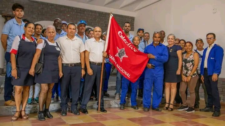 adesleydi's tweet photo. Como parte de las actividades por el 1ro de Mayo se realizó el acto de condecoraciones donde se le  otorgó a las divisiones de ETECSA y RADIOCUBA en la #IslaDeLaJuventud #LaPatriaSeDefiende https://t.co/hDzVGMtILK