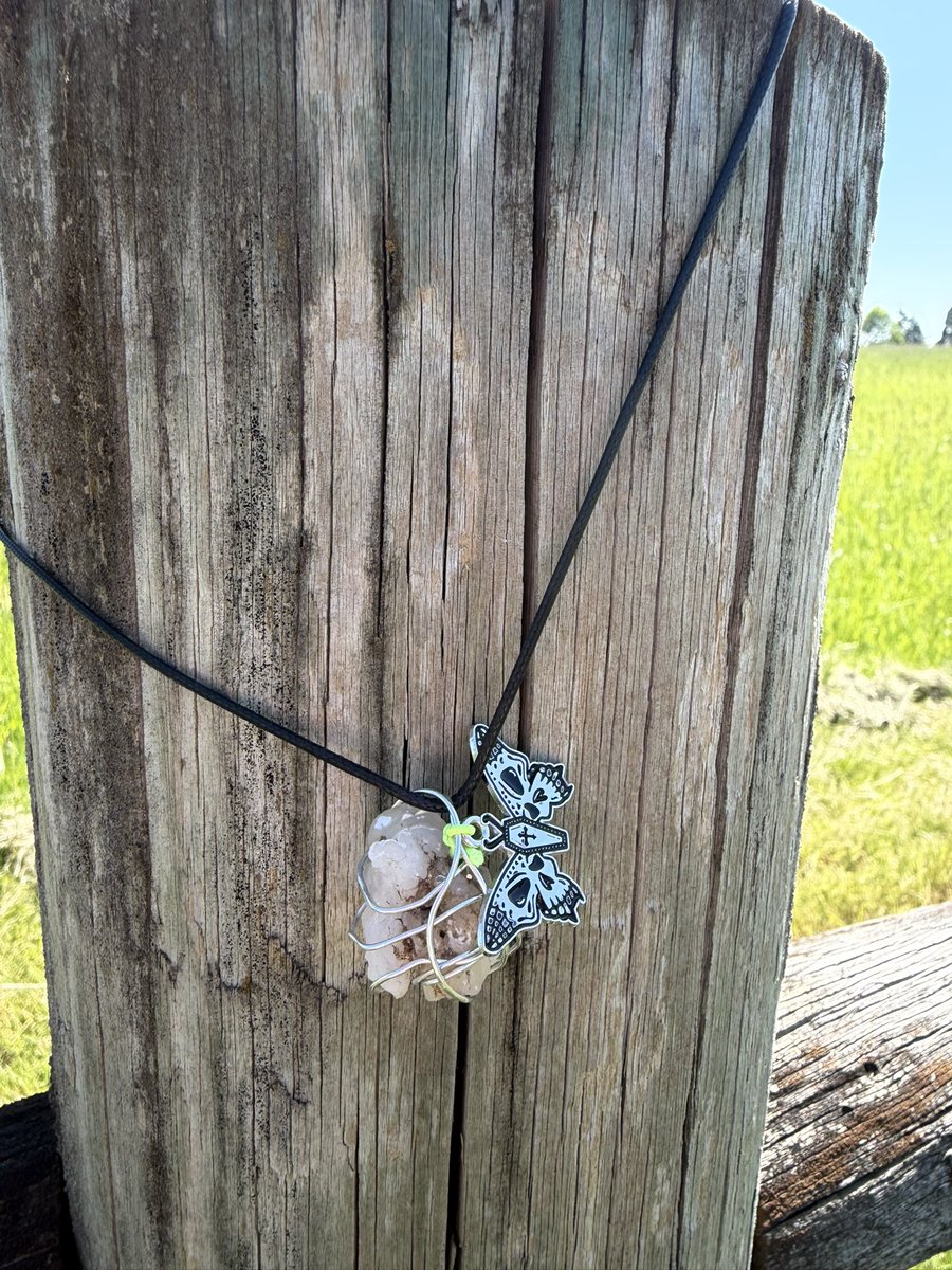 gr00vysphotos's tweet image. Slowly starting to learn wire wrapping, I plan on learning different wire wrap techniques you can choose from ✨🫶🏻  #rockhound #rockhounding #crystals #rockhoundedcrystals #jewelryforsale Insta alistarotandjewelry 🧚‍♀️💚