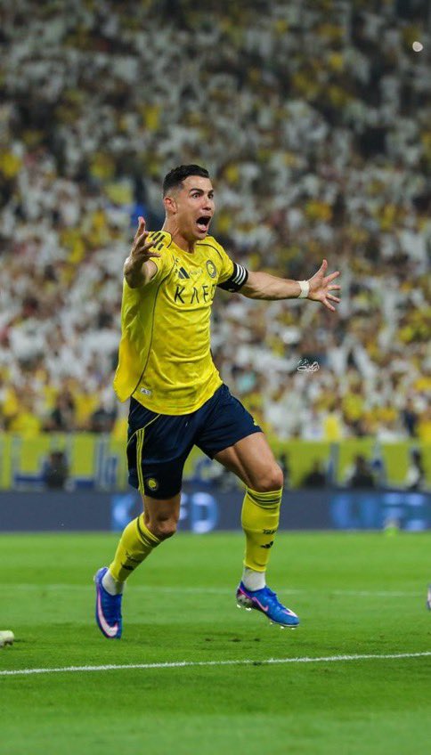 _su6an's tweet image. ياحبيبي كريستيانو وش فيه متحمس كذا؟ وش فيه انجن كذا

اللي ما يعرفه واول مرة يتابع كرة قدم يقول هذا اللاعب بعمره ما سجل هدف

لكن الواقع يقول أنه هداف كرة القدم بأكملها ومحقق 5 بالندور ومحقق كل البطولات

من وين تجيب كل هذا الشغف!
كيف وصل حب النصر بقلبه بهذه السرعة