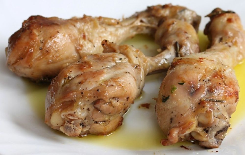 Claudestar2012's tweet image. #dinnertime: cosce di pollo al vino bianco, succo di limone e rosmarino.
#wine: Pinot Grigio.
Cheers. 🥂