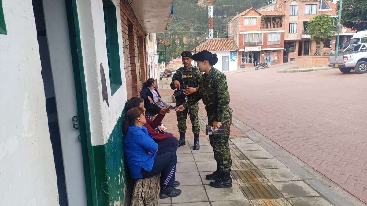 Ejercito_Div5's tweet image. El Gaula Militar #Boyacá adelantó una jornada de prevención en Paipa, Boyacá, sensibilizando a la comunidad frente a los delitos de extorsión y secuestro.

Invitamos a la ciudadanía a denunciar y no ceder ante estas amenazas.

#YoNoPagoYoDenuncio #Línea147
#PrimeraBrigada
