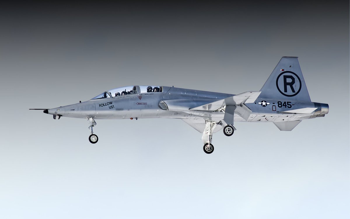 Wyattrocket56's tweet image. 845 doing some pattern work at LNK

#Military #aviation #trainer #winter #airport