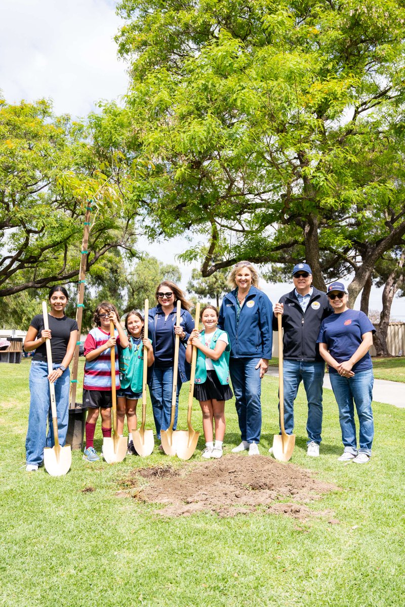 CityofDowney's tweet image. Did someone say new tree? 🌳 Every Arbor Day, community members and the City Council come together to plant a tree following the City’s Arbor Day Celebration, where residents receive a free 5-gallon fruit tree.

#CityofDowney #DowneyCA #ArborDay