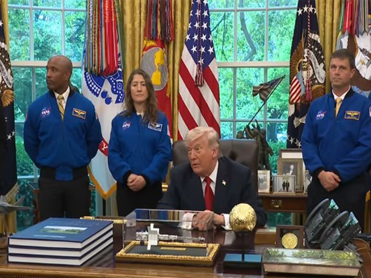 ani_digital's tweet image. "They captivated world": President Trump welcomes record-breaking Artemis II crew to Oval Office
Read @ANI Story | aninews.in/news/world/us/… 

#Trump #ArtemisIICrew #WhiteHouse