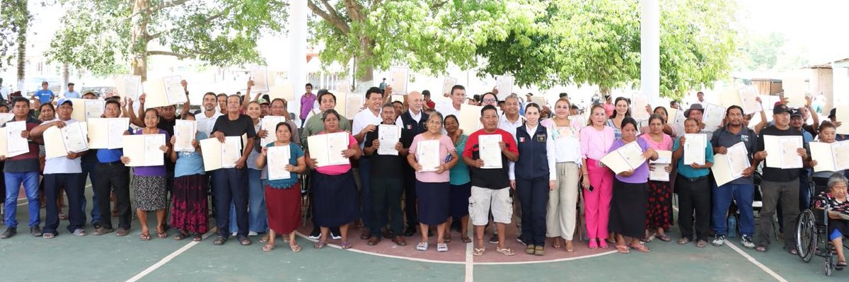 Hazaelruizo's tweet photo. #Hoy en #Bacalar, #QuintanaRoo, en la comunidad de #MayaBalam, entregamos 90 copias certificadas de cartas de naturalización (expedidas por la @SRE_mx) a personas de origen guatemalteco que viven en esta población desde los años 80.
Con este documento podrán ejercer sus derechos plenos como personas ciudadanas mexicanas y acceder a los servicios y beneficios que otorga el @GobiernoMX.
Agradecemos la coordinación interinstitucional con el presidente municipal de Bacalar, Prof. José Alfredo Contreras Méndez, con quien firmamos un acuerdo de colaboración para seguir trabajando juntos en la articulación de acciones que beneficien a la población en condición de movilidad en ese municipio.
Nos acompañaron en la entrega el Mtro. Jorge Herrera Aguilar, Subsecretario de Asuntos Jurídicos de la Secretaría de Gobierno del @GobQuintanaRoo,
en representación de la Lcda. Mara Lezama, Gobernadora del Estado; y Efraín López Ramos, Delegado de la comunidad de Maya Balam.
Al finalizar el evento se instaló una mesa de atención y orientación para el trámite de reposición de cartas de naturalización; en la Coordinación para la Atención Integral de la Migración en la Frontera Sur (#CAIMFA), seguimos comprometidos para garantizar el derecho a la identidad jurídica de la persona migrantes en la #FronteraSur.
@rosaicela @arturomedinap @SEGOB_mx #MigraciónConDignidad