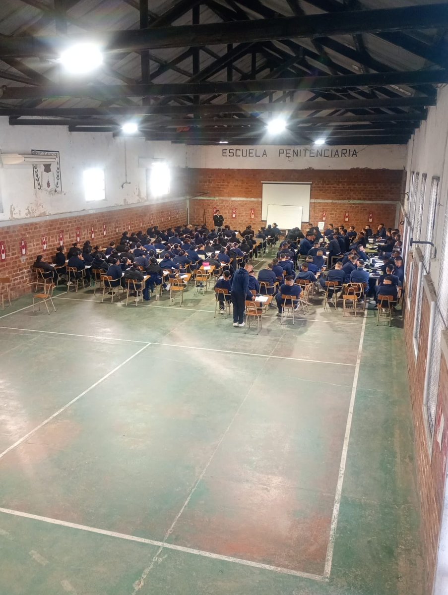 DDHH_SantaFe's tweet photo. Seguimos llevando adelante la capacitación en Derechos Humanos y Perspectiva de Género para los aspirantes al Servicio Penitenciario.

Nuestro objetivo es claro: formar futuros agentes que actúen con ética profesional y respeto integral. 
#DerechosHumanos #Formación https://t.co/6uRs5IiYZY