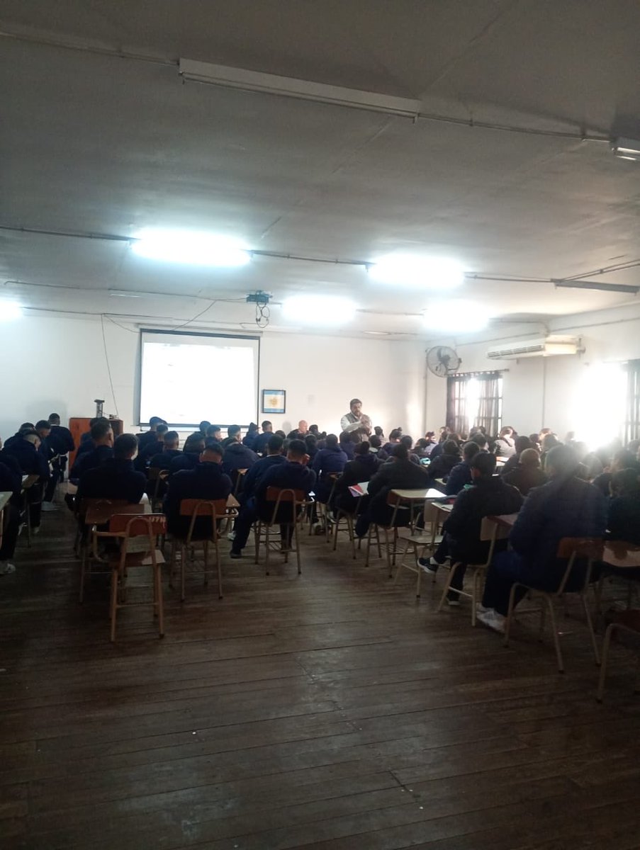 DDHH_SantaFe's tweet photo. Seguimos llevando adelante la capacitación en Derechos Humanos y Perspectiva de Género para los aspirantes al Servicio Penitenciario.

Nuestro objetivo es claro: formar futuros agentes que actúen con ética profesional y respeto integral. 
#DerechosHumanos #Formación https://t.co/6uRs5IiYZY