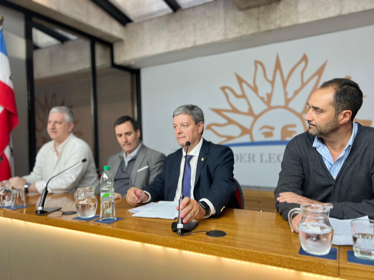 A INVESTIGAR TODO A FONDO!!!

En la tarde de hoy solicitamos la conformación de una Comisión Investigadora sobre ASSE.

Desde el Frente Amplio se han venido sembrando sospechas desde hace años.

Siempre dijimos que nuestros votos iban a estar para investigar todo lo que hubiese