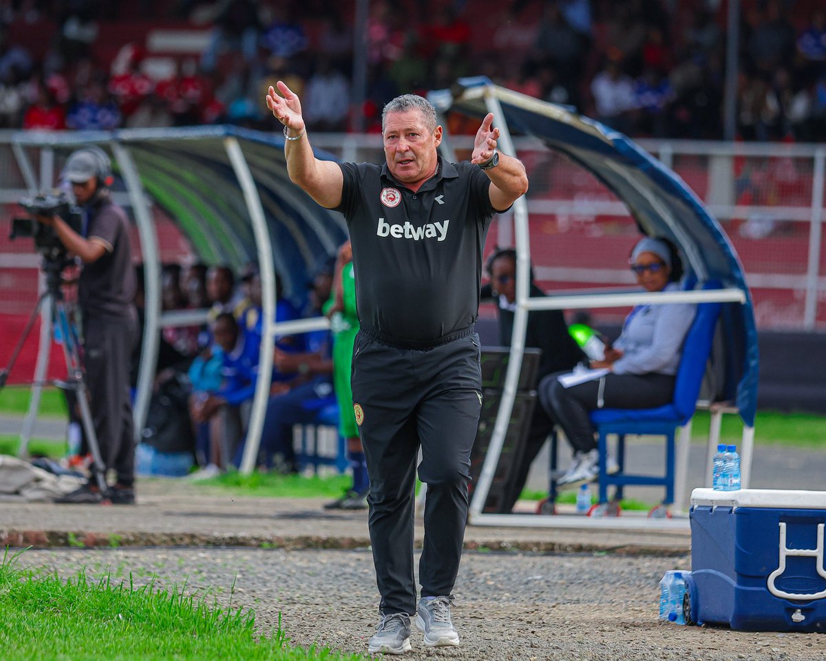 Lorenz_KO's tweet photo. 𝗕𝗮𝗿𝗸𝗲𝗿 𝗪𝗶𝗻𝘀 𝗙𝗶𝗿𝘀𝘁 𝗧𝗿𝗼𝗽𝗵𝘆 𝗪𝗶𝘁𝗵 𝗦𝗶𝗺𝗯𝗮 🦁🇿🇦

Simba SC have secured The Union Cup with a 1-0 win over fierce rivals Young Africans. 

Steve Barker becomes first coach to win the #KariakooDerby for the club in over three years. 

#NguvuMoja https://t.co/rA10ZimNEz