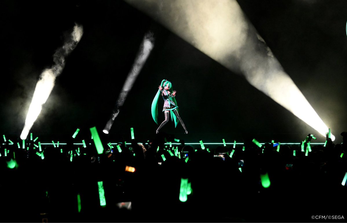 DDArenaAZ's tweet image. Last night was pure Miku magic! 💙✨ We were honored to host @HatsuneMiku, and huge thanks to the fans for lighting up Desert Diamond Arena with glow sticks and amazing energy. ♡

📸 Norm Hall
#HatsuneMiku #MIKUEXPO #Glendale #Arizona #Anime @cfm_miku_en