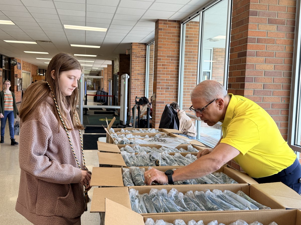 herffjones's tweet photo. The countdown continues! The Class of 2026 at H. H. Dow High School in Midland, Michigan is one step closer to walking the stage!

Thank you to Joe Fox and team for making sure the seniors got all their gear! https://t.co/MyEohDDySA