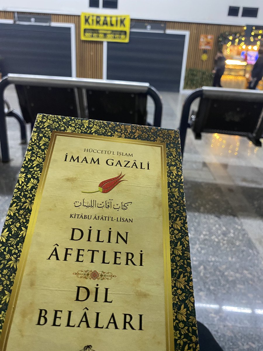 teomanhner's tweet photo. Aşti otogardayım ve açtım. Yemek yemeye gidecektim birden bir kitapçı gördüm ve fiziki bedenimin değil, ruhumun doymak bilmez açlığına hizmet etme kararı aldım. İmam Gazali’nin bu eserinin çok ağır bi gıda olduğunu biliyorum. Bismillah diyerek başlayalım inşallah. https://t.co/8R1QwJSqzP
