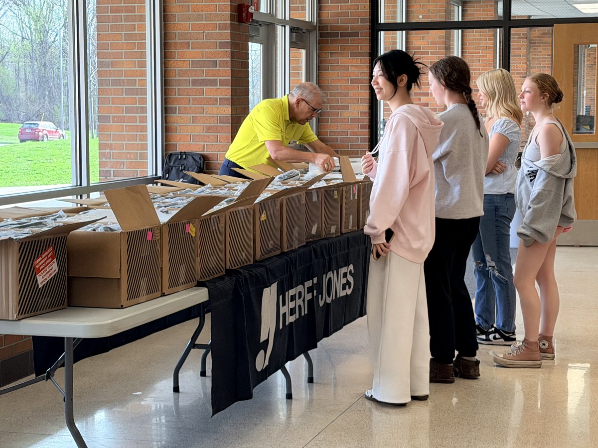 herffjones's tweet photo. The countdown continues! The Class of 2026 at H. H. Dow High School in Midland, Michigan is one step closer to walking the stage!

Thank you to Joe Fox and team for making sure the seniors got all their gear! https://t.co/MyEohDDySA