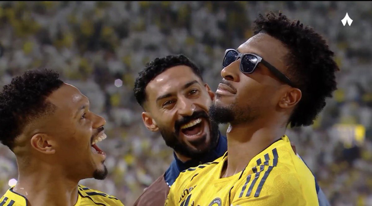 naif63_2's tweet image. مبروك #العالمي 💛👏 
اصفر عبر 👋

#النصر_الاهلي