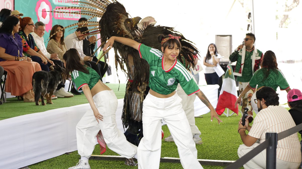 LaSEMOVI's tweet photo. ¡La cancha es de todas y todos! 💫 ⚽

Así se vive el #Mundial2026 en la #CapitalDeLaTransformación con los Festivales Futboleros, una iniciativa de la #JefaDeGobierno @ClaraBrugadaM que impulsa el deporte, talleres culturales y recreativos para todas y todos. Además de contar con 11 sedes que van a transmitir los momentos más importantes del mundial. 💫🙌🏻👥